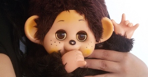 monchichi szeretlek jelével